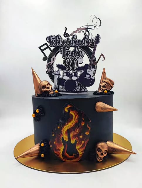 Tarta personalizada de temática rock con guitarra y detalles en cobre