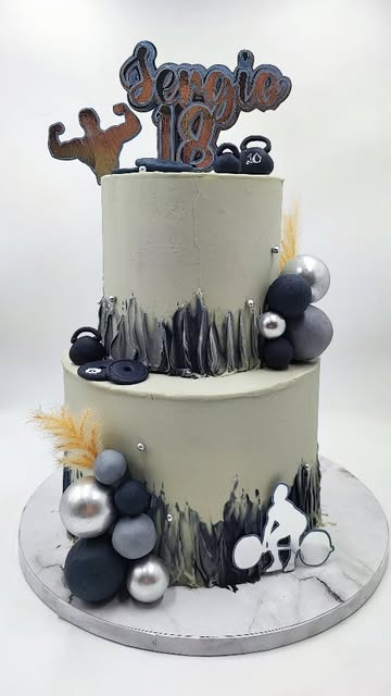 Tarta de dos pisos de temática gimnasio para un 18 cumpleaños