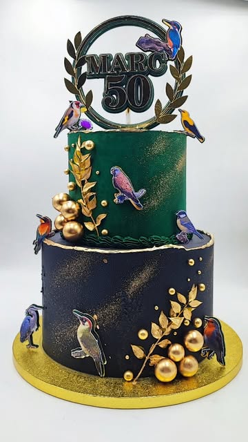 Tarta de dos pisos en verde y azul con pájaros y hojas doradas para un 50 cumpleaños