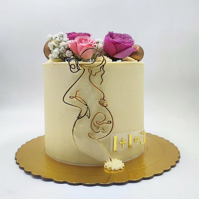 Tarta de celebración en crema con rosas naturales, hecha por Azúcar Moreno